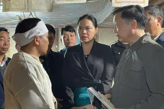 政府副总理陈红河看望慰问婆瀑湖沉船事故受害者家属。（图片来源：VGP）