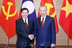 越共中央总书记苏林与老挝人民革命党中央总书记、国家主席通伦·西苏里合影。（图片来源：越通社）