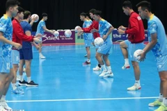 越南室内五人制足球队在练习中，准备对阵印度尼西亚队。（图片来源：越通社）