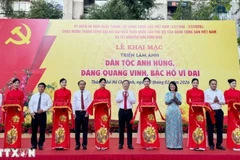 越南共产党建党96周年：“英雄民族、光荣的党、伟大的胡志明主席”图片展正式开幕。（图片来源：越通社）