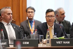 越南驻法国大使郑德海在会上发表讲话。