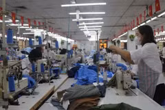 十号服装总公司的出口服装生产线。