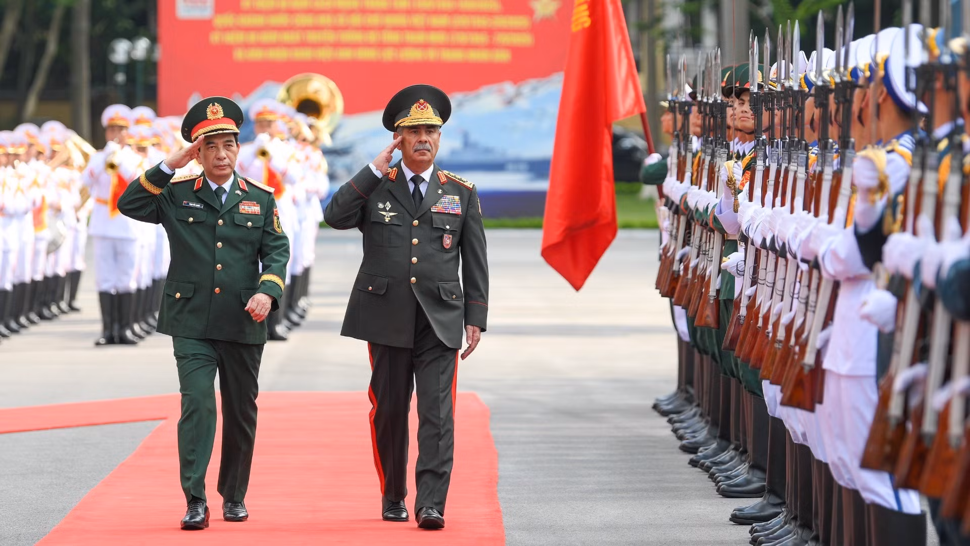 越南国防部长潘文江大将和阿塞拜疆国防部长扎基尔·哈萨诺夫上将检阅仪仗队。