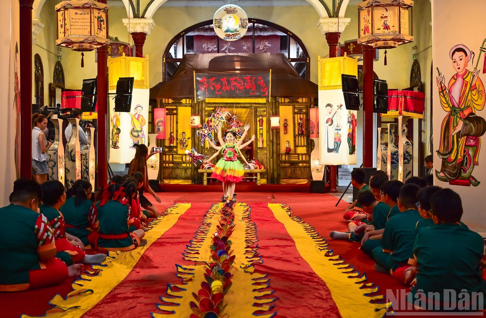 一场文艺表演展示了熟悉的五角星灯笼,浓厚的中秋节色彩。 image-3.jpg