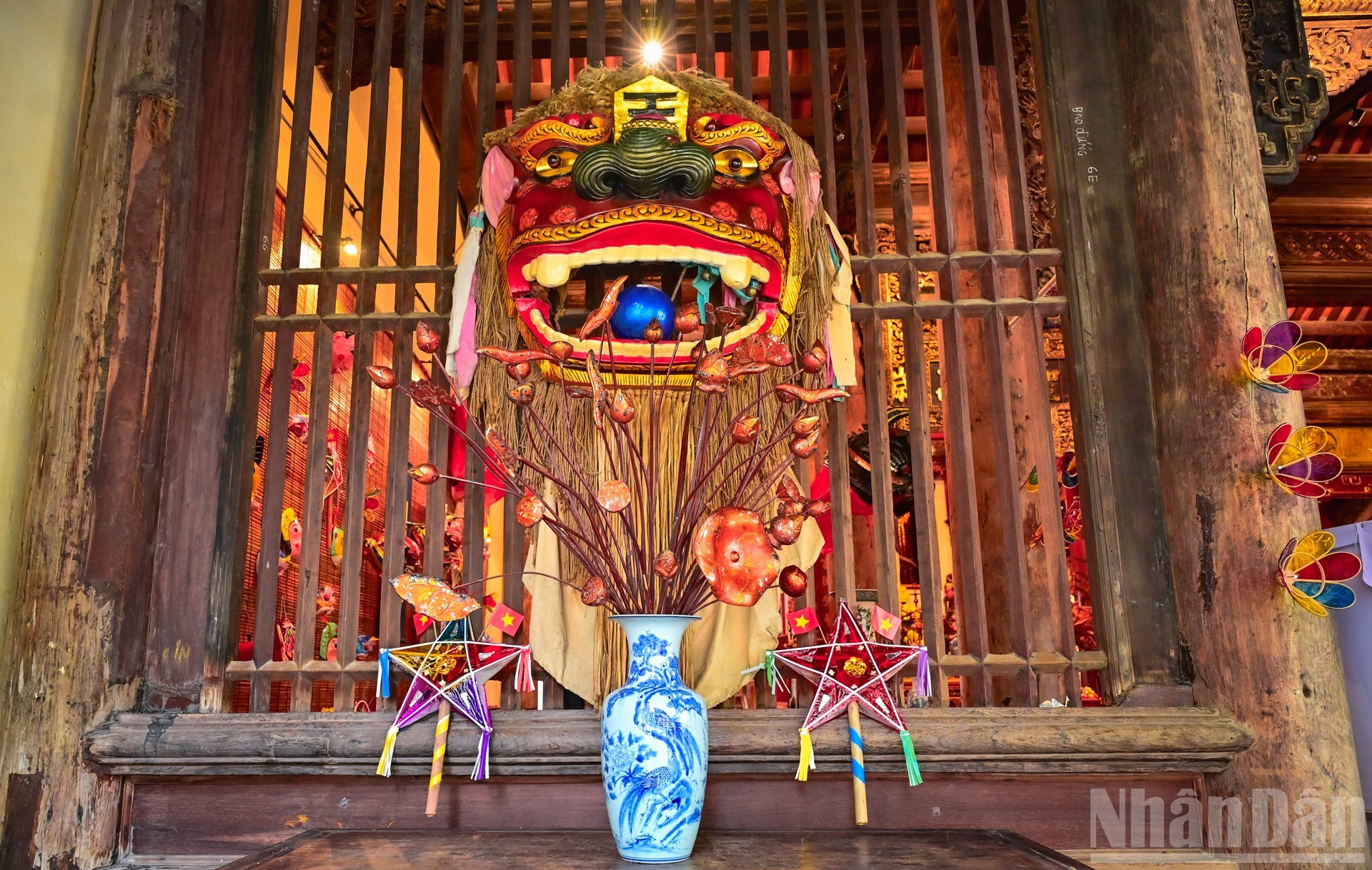 在河内银行街的金银祠,展示了北部平原传统狮头,吸引了众多传统艺术爱好者前来欣赏。 image-7.jpg