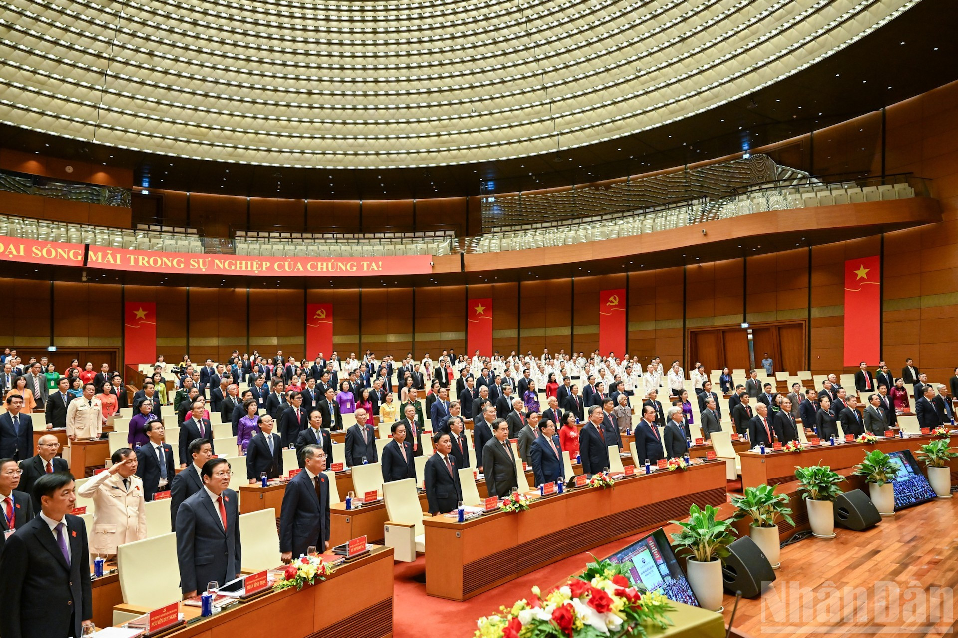 党和国家现任、历任领导同志以及代表们向国旗行注目礼。 image-1.jpg