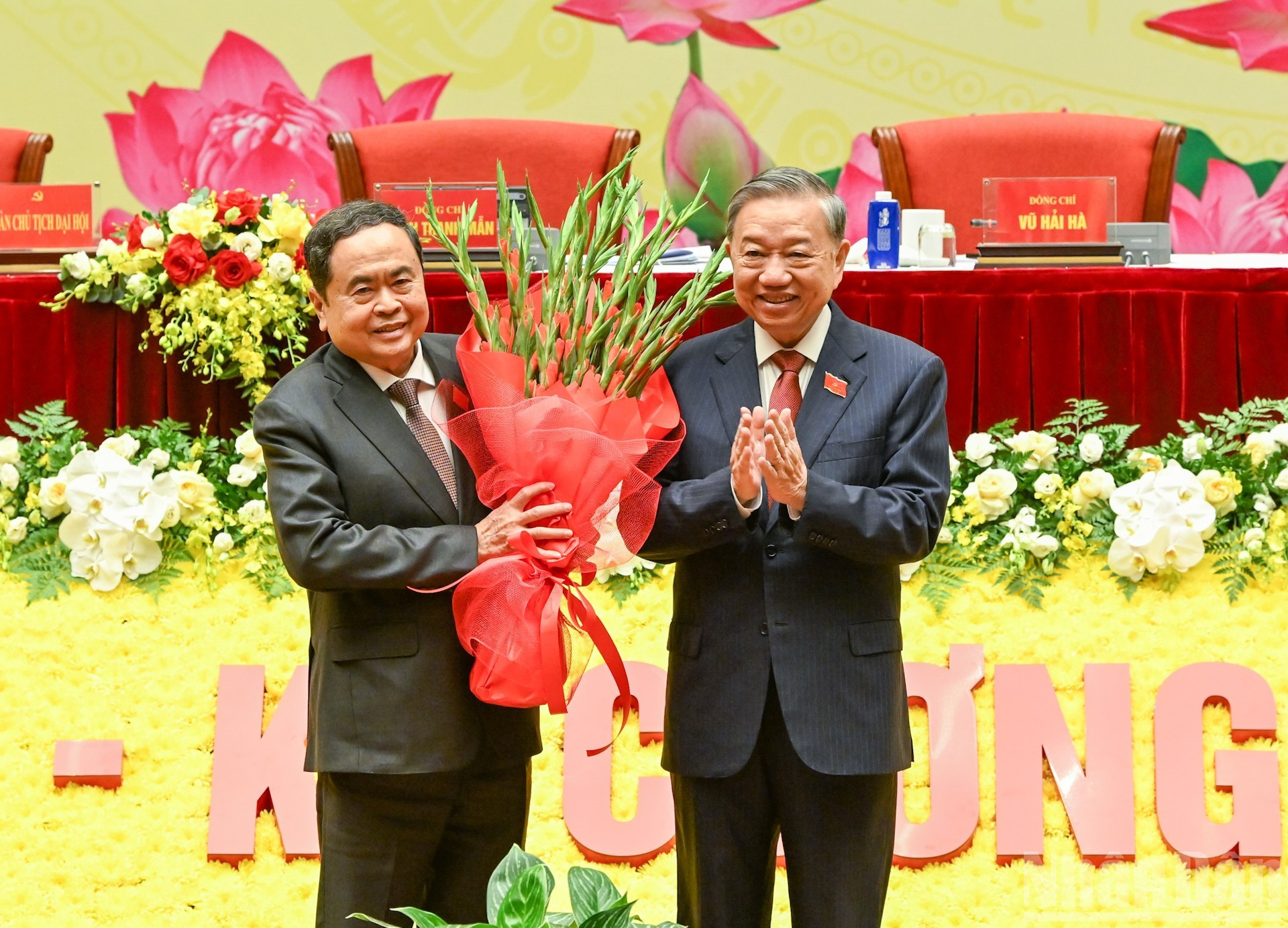 越共中央总书记苏林向国会主席陈青敏赠送鲜花表示祝贺。
