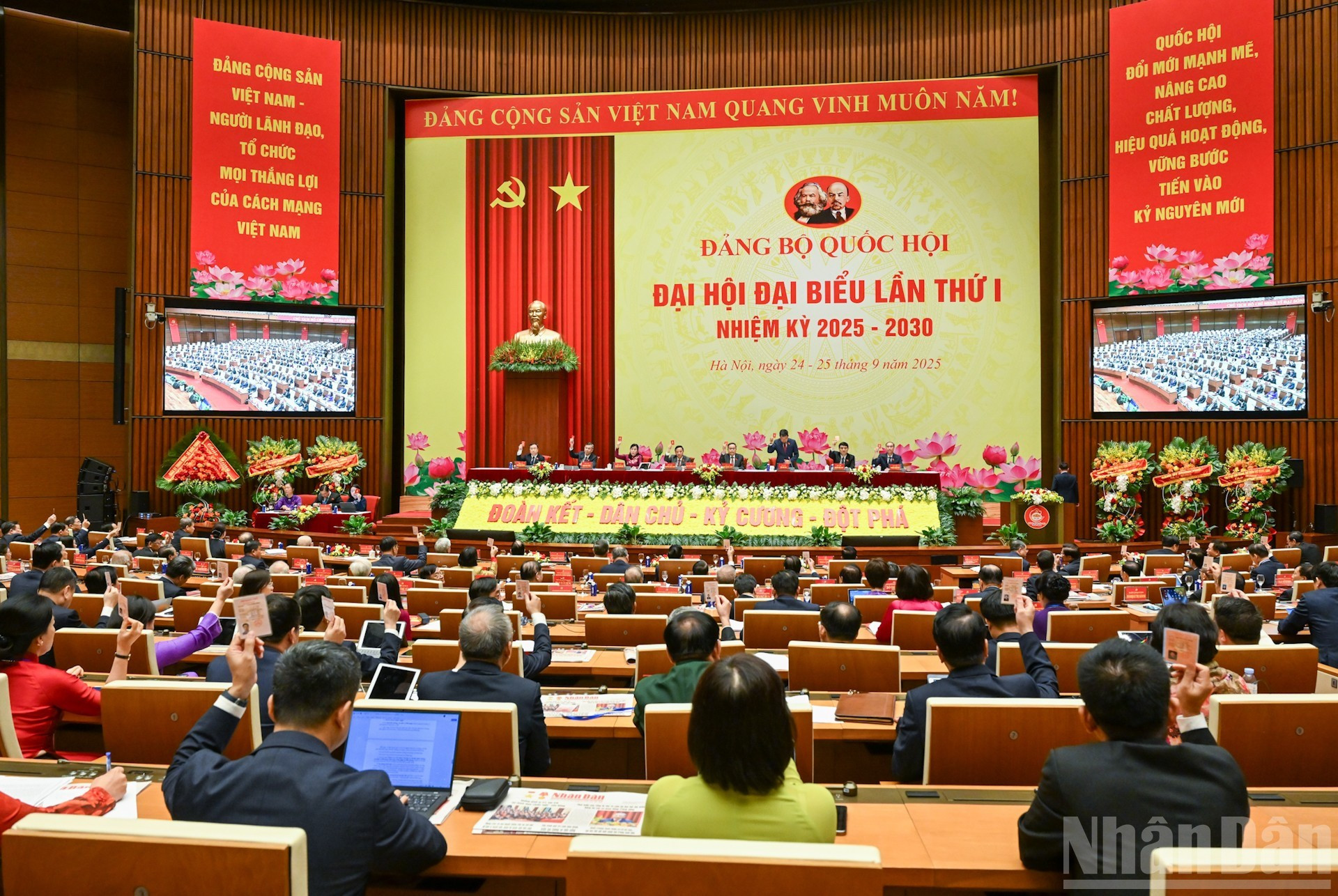 代表们表决通过越共越南国会第一次代表大会(2025-2030年任期)决议。 image-11.jpg