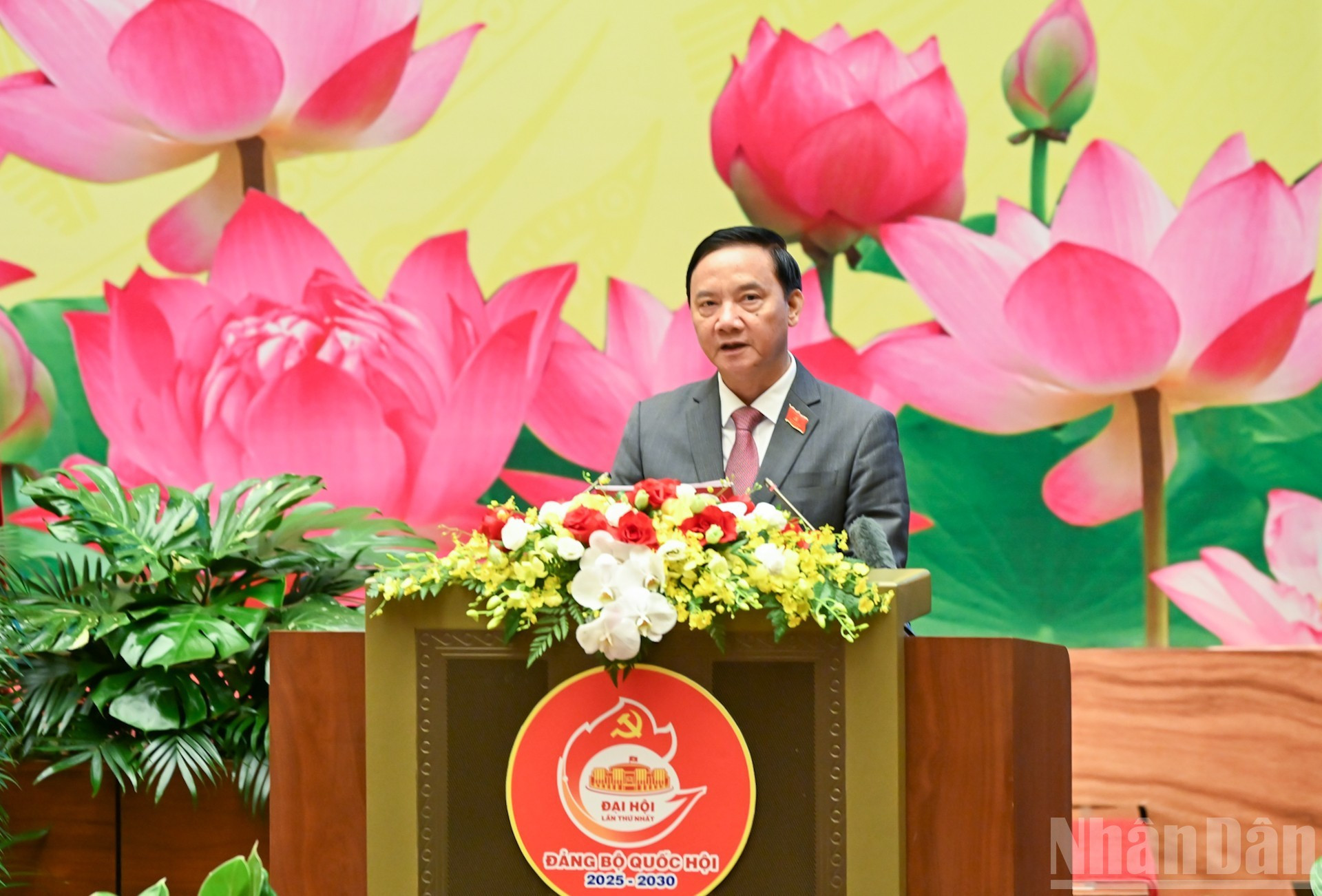 国会党委常务副书记、国会副主席阮克定作政治报告。 image-6.jpg