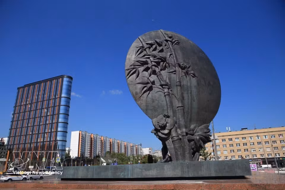 胡志明广场位于俄罗斯联邦莫斯科市西南行政区阿卡杰米切斯卡娅地铁站附近。