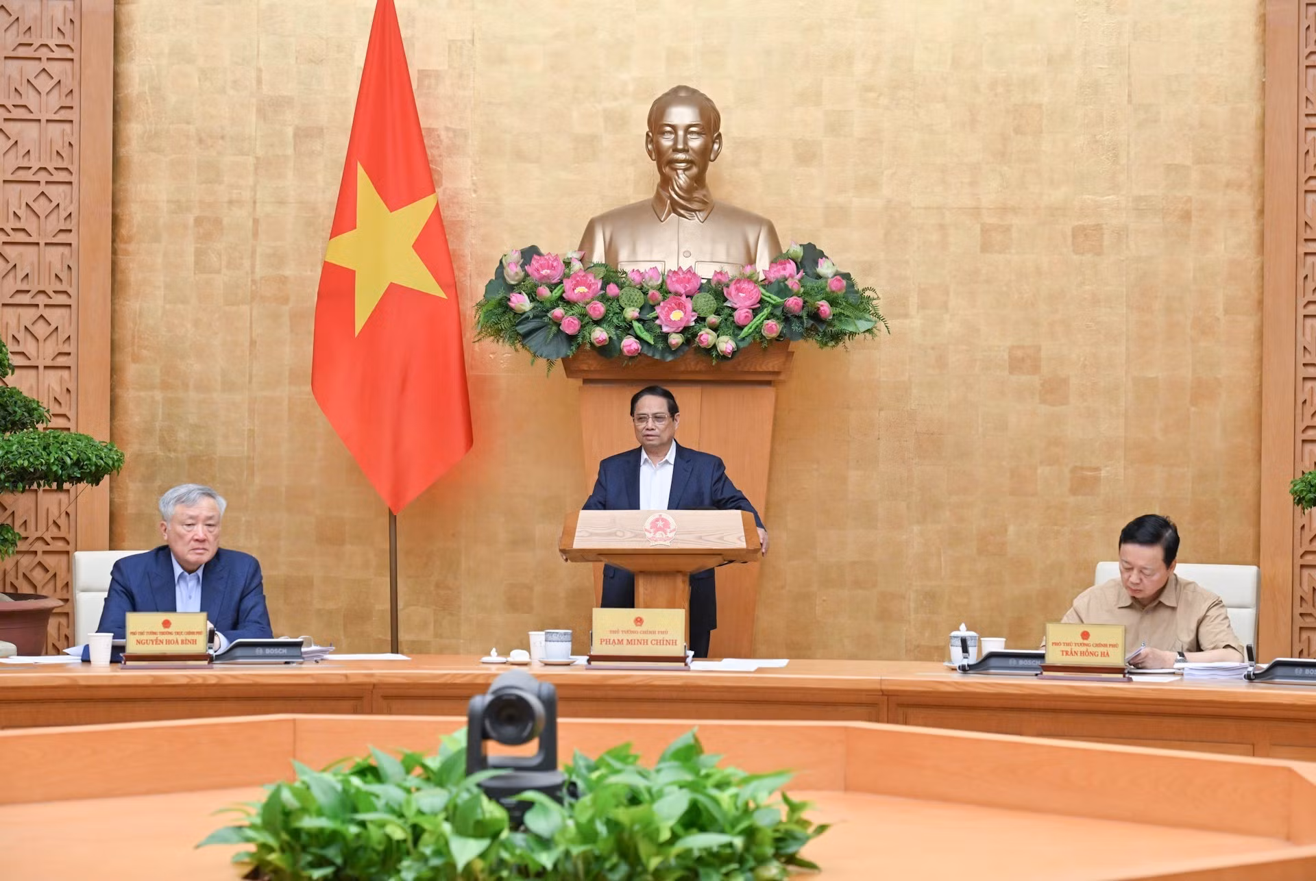 越南政府总理范明正主持召开2025年政府6月份例行会议。