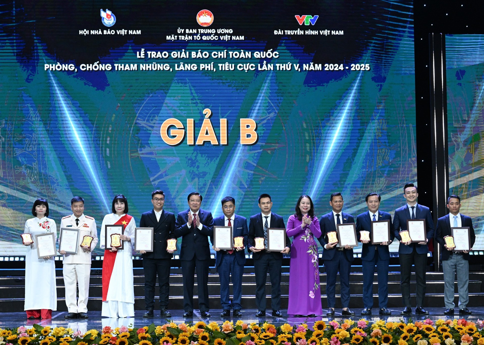 中央内政部部长潘廷镯与国家副主席武氏映春向荣获B奖的作者和作者组颁奖。 6.jpg