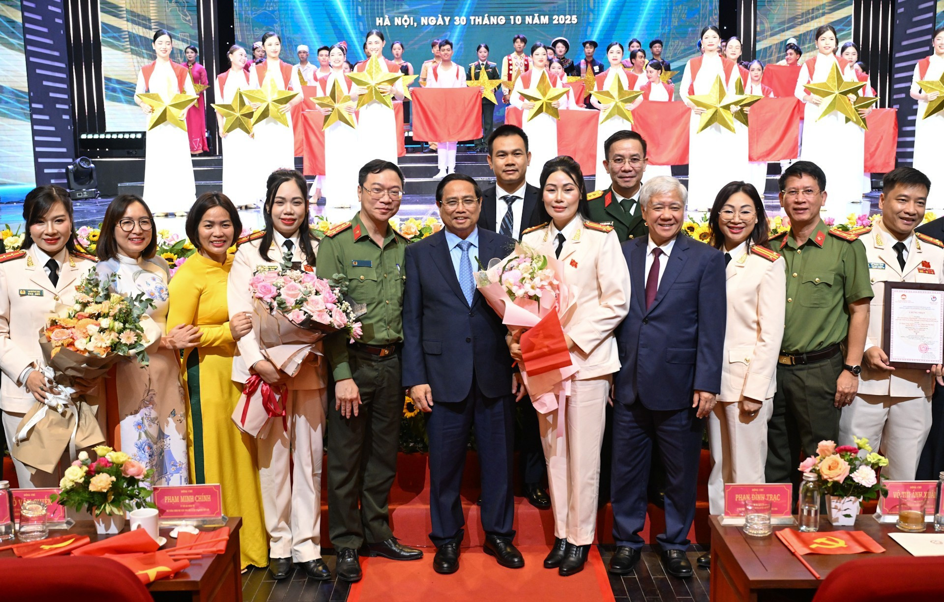 范明正总理同代表们合影。 9.jpg