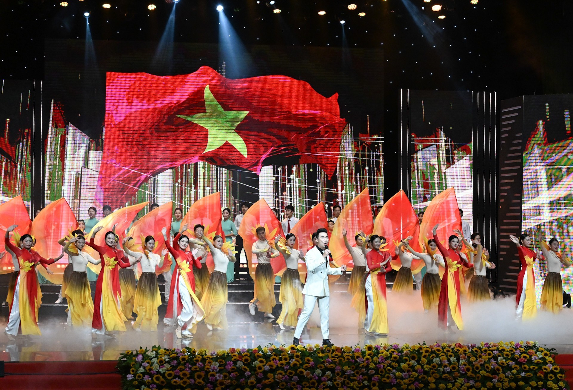 文艺演出节目拉开了颁奖典礼的序幕。 2.jpg