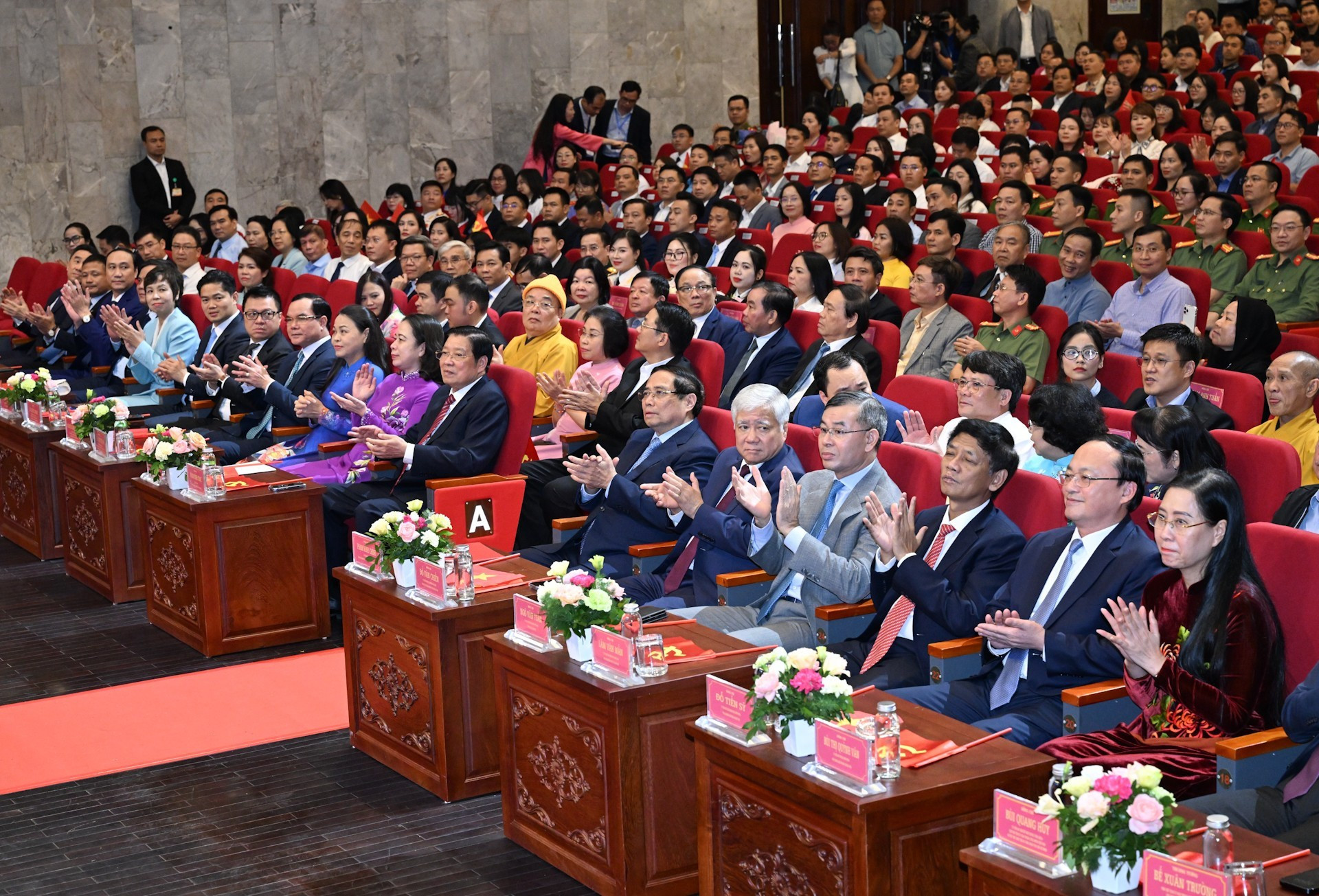 越南政府总理范明正与党和国家领导人出席颁奖典礼。 3.jpg