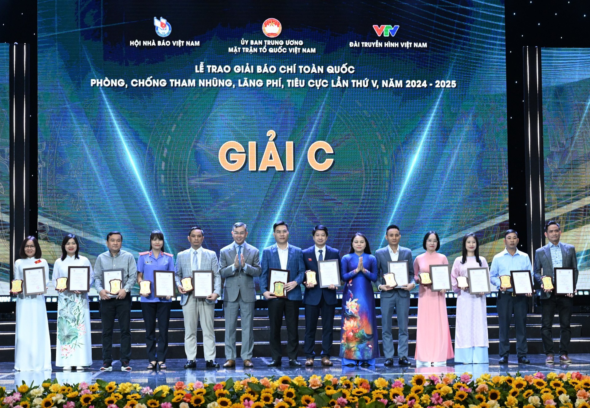 越南祖国阵线中央委员会副主席兼秘书长阮氏秋河、国家审计署总审计长吴文俊向荣获C奖作者和作者组颁奖。 7.jpg