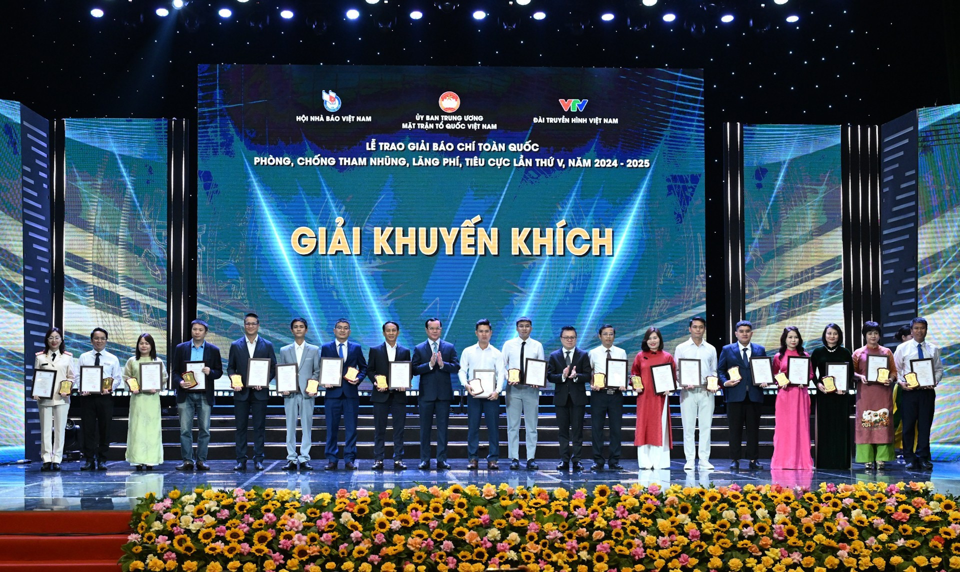 越南祖国阵线中央委员会副主席、越南劳动总联合会主席阮廷康与《人民报》社总编辑、中央宣教与民运部副部长、越南新闻工作者协会主席黎国明向获鼓励奖的作者颁奖。 8.jpg