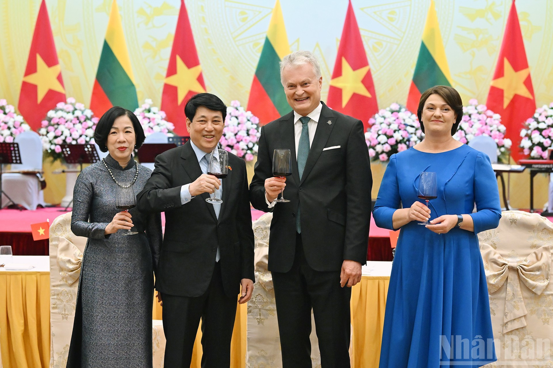 梁强主席与夫人同瑙塞达总统与夫人出席欢迎宴会。