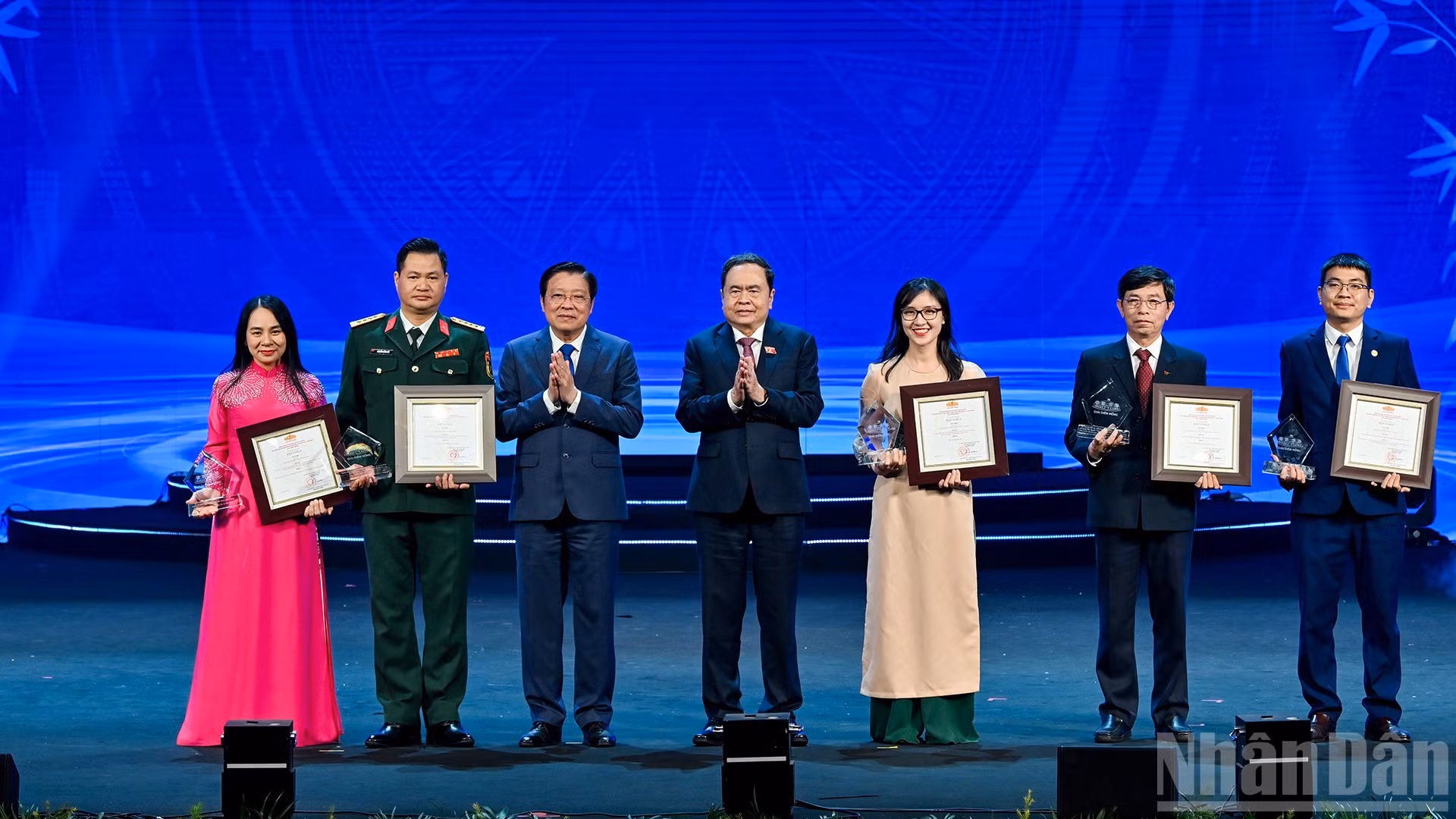 国会主席陈青敏与中央内政部部长潘廷濯向获得A等奖的作者团队代表颁奖。