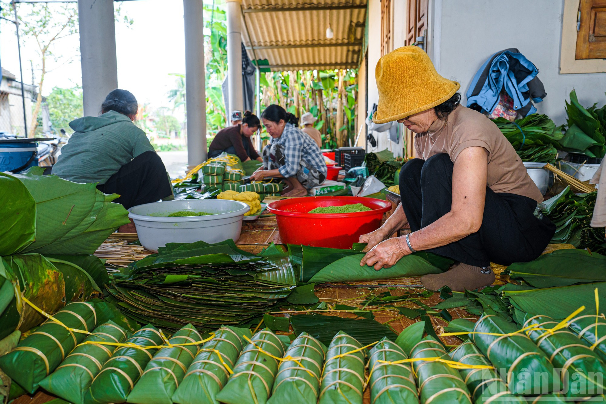 在大安溪村，从村头到巷尾，这些日子里，处处可见村民包粽、劈篾绳、淘洗糯米、点火生灶的忙碌身影。