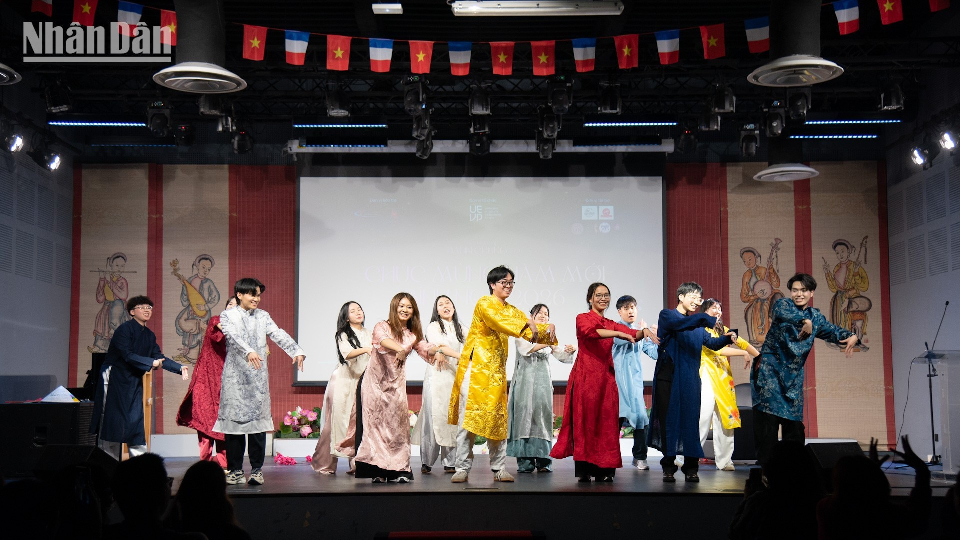 由越南青年学生协会巴黎分会（UEVP）主办的2026年丙午年春节集市及“环游越南”文艺晚会在法国越南文化中心隆重举行。