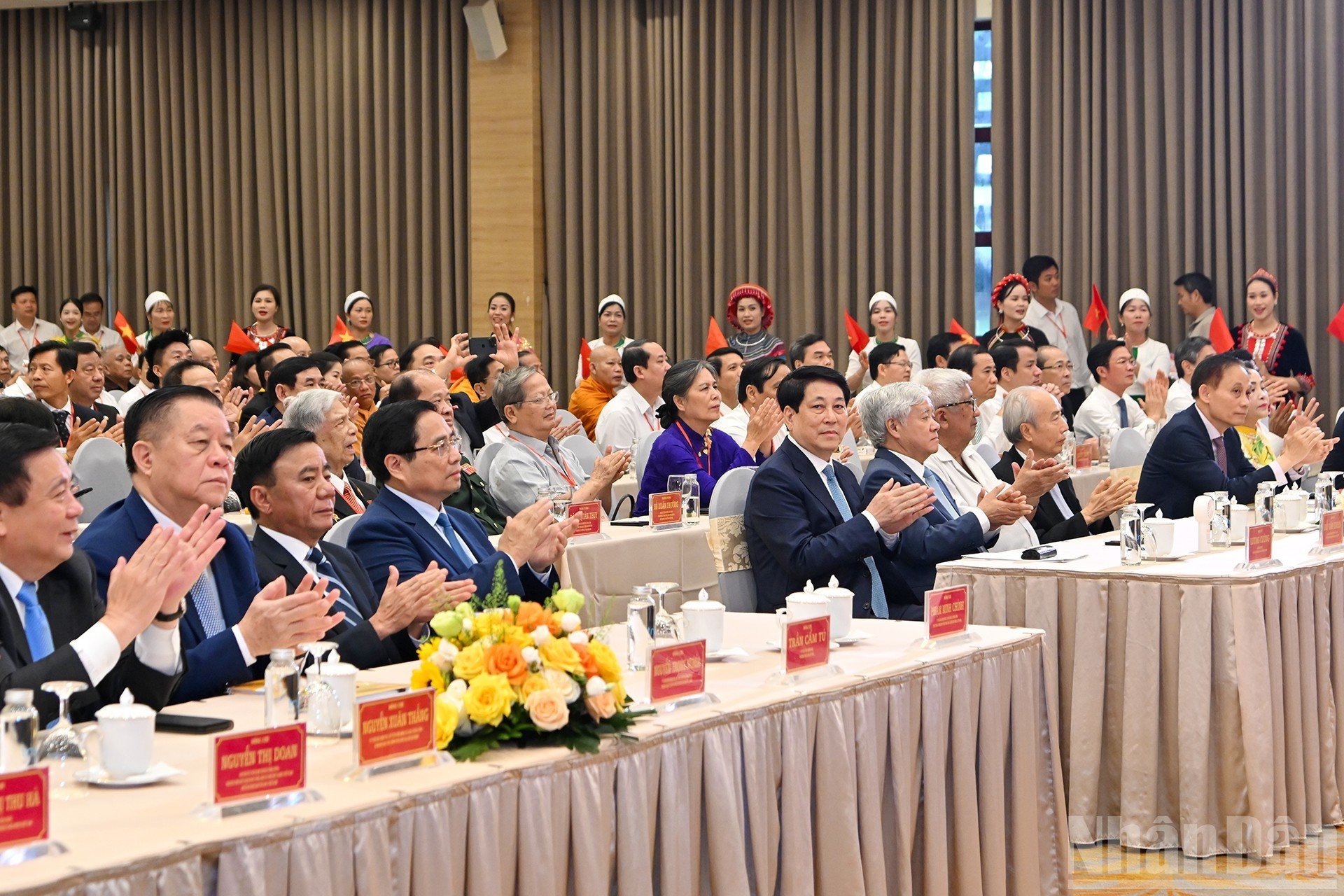 国家主席梁强、政府总理范明正、书记处常务书记陈锦秀与代表们出席会议。 hn3.jpg