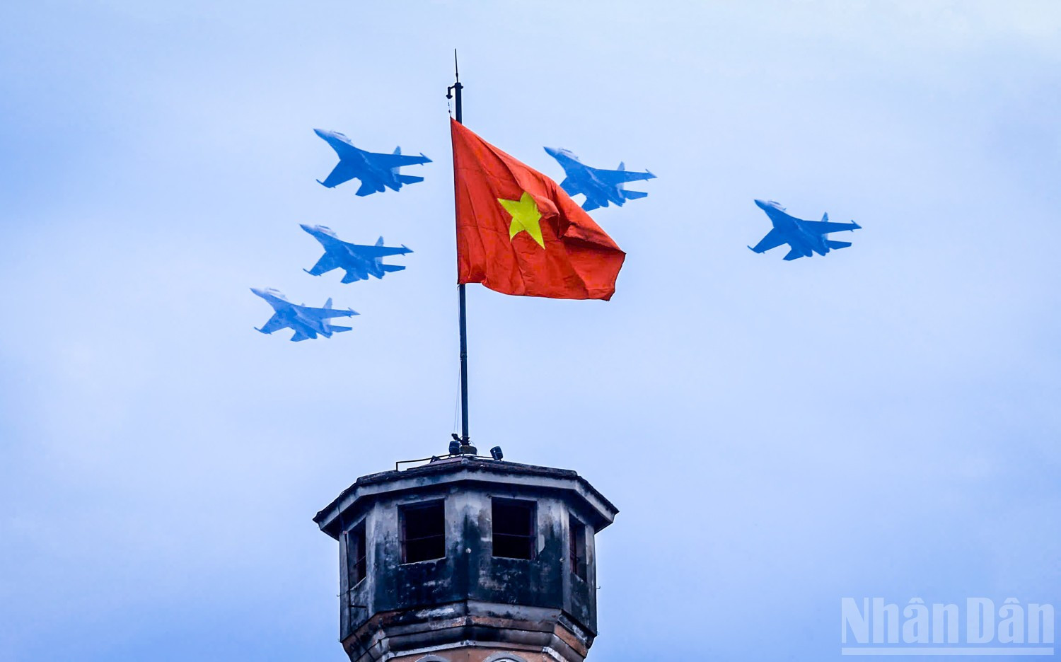 震撼瞬间——5架苏-30MK2战机掠过河内旗杆。 mb13.jpg