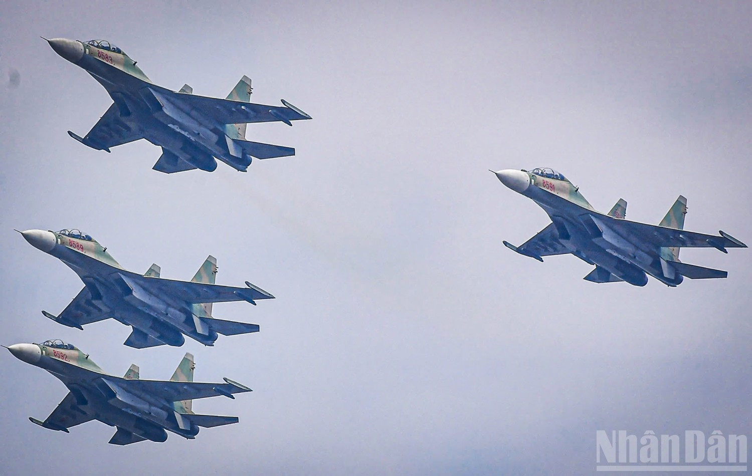 在L-39NG编队之后,首都上空再次响彻轰鸣,‘眼镜王蛇’苏-30MK2战机的强大引擎声席卷全城。这是越南军队最先进的战机,自2006年12月列装。 mb12.jpg