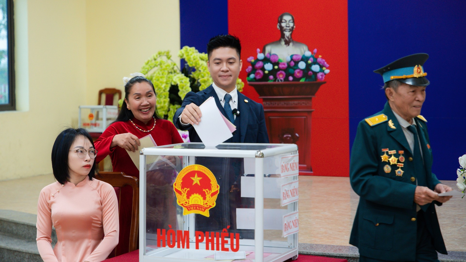 旅居日本越南侨胞阮维英博士在河内市书林乡第23投票区参加第十六届国会代表和新一届各级人民议会代表选举投票。