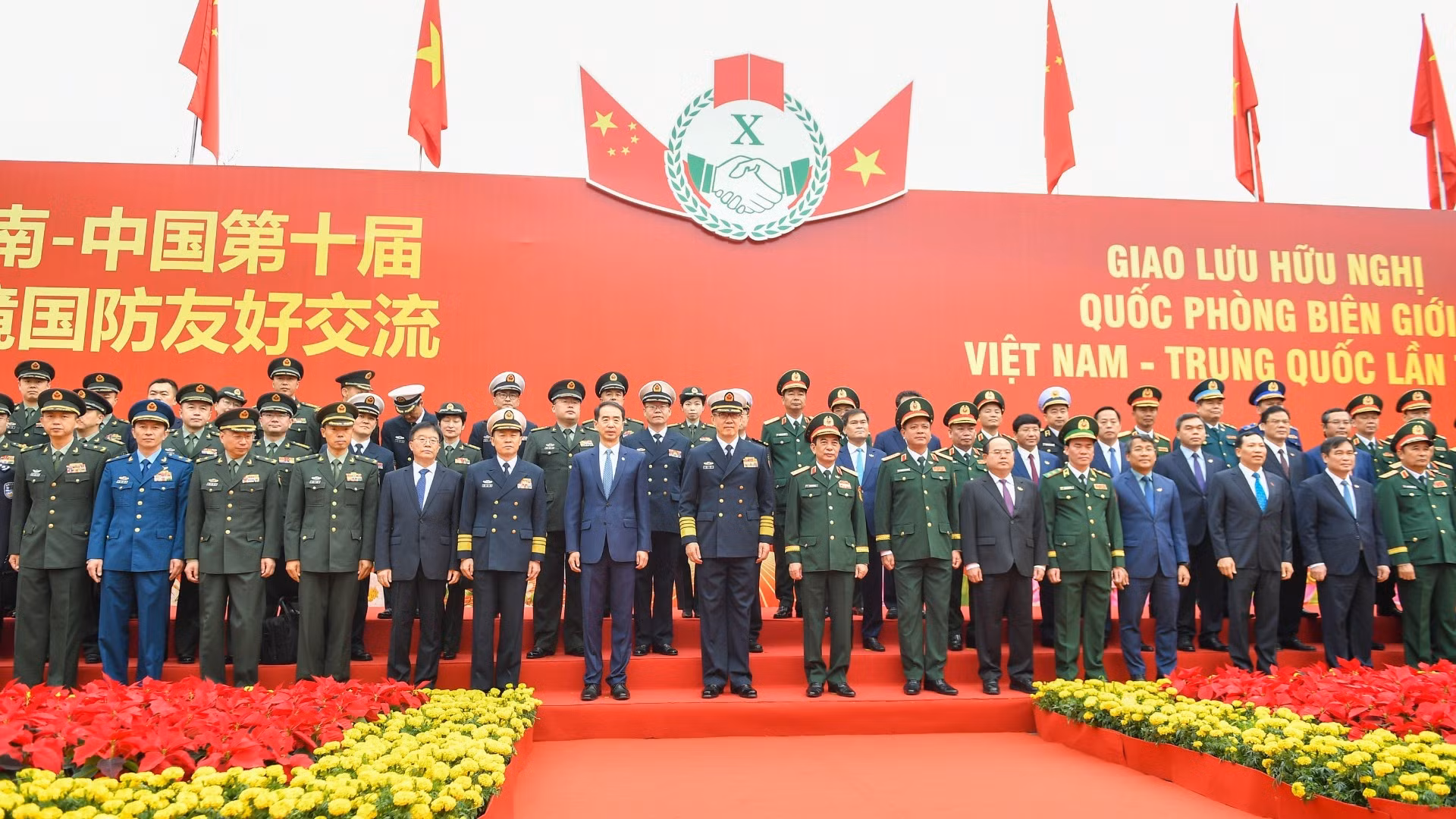 潘文江大将与中国国防部长董军上将同两国国防部代表团合影。