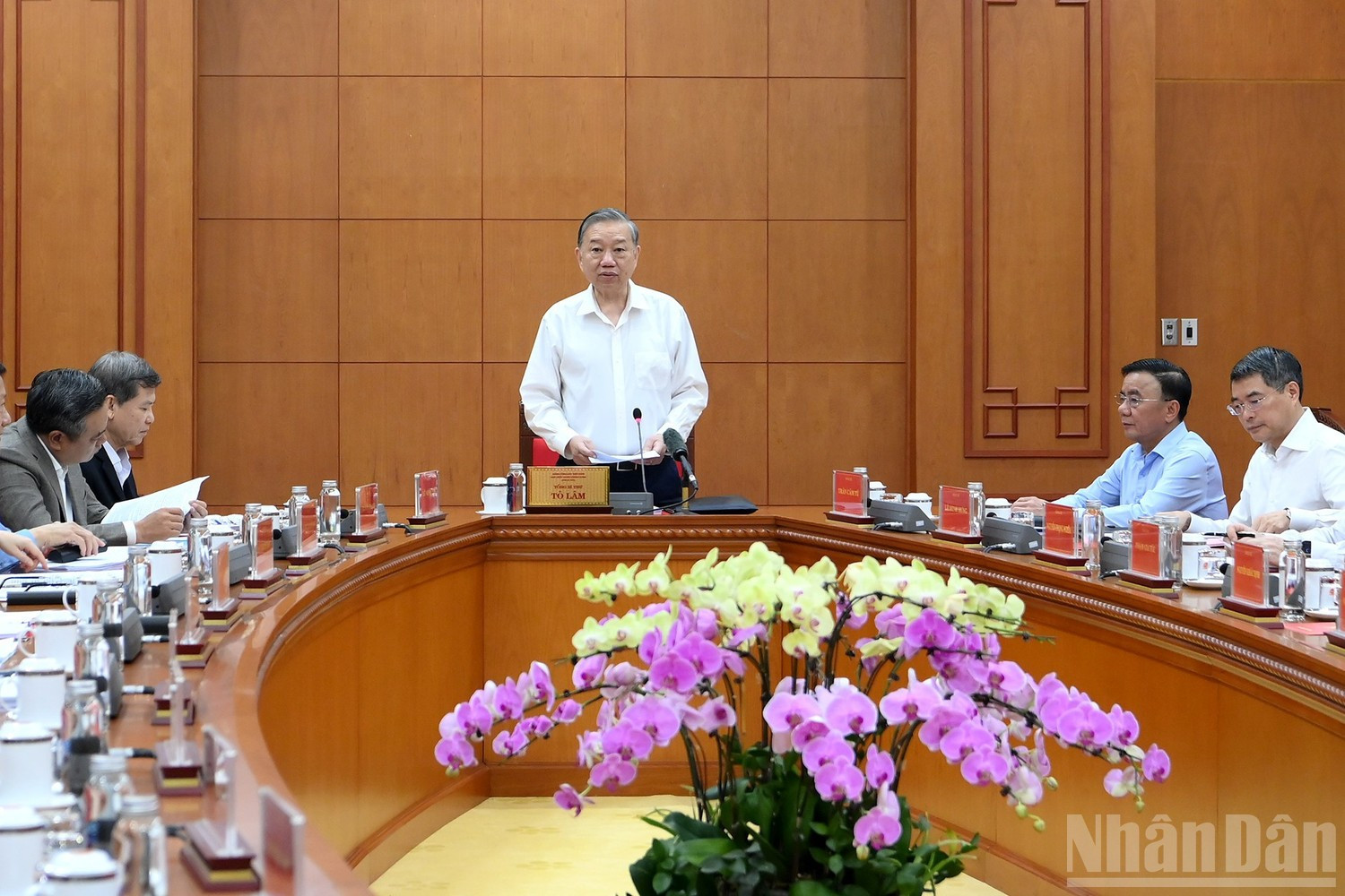 苏林总书记在会议上发表讲话。