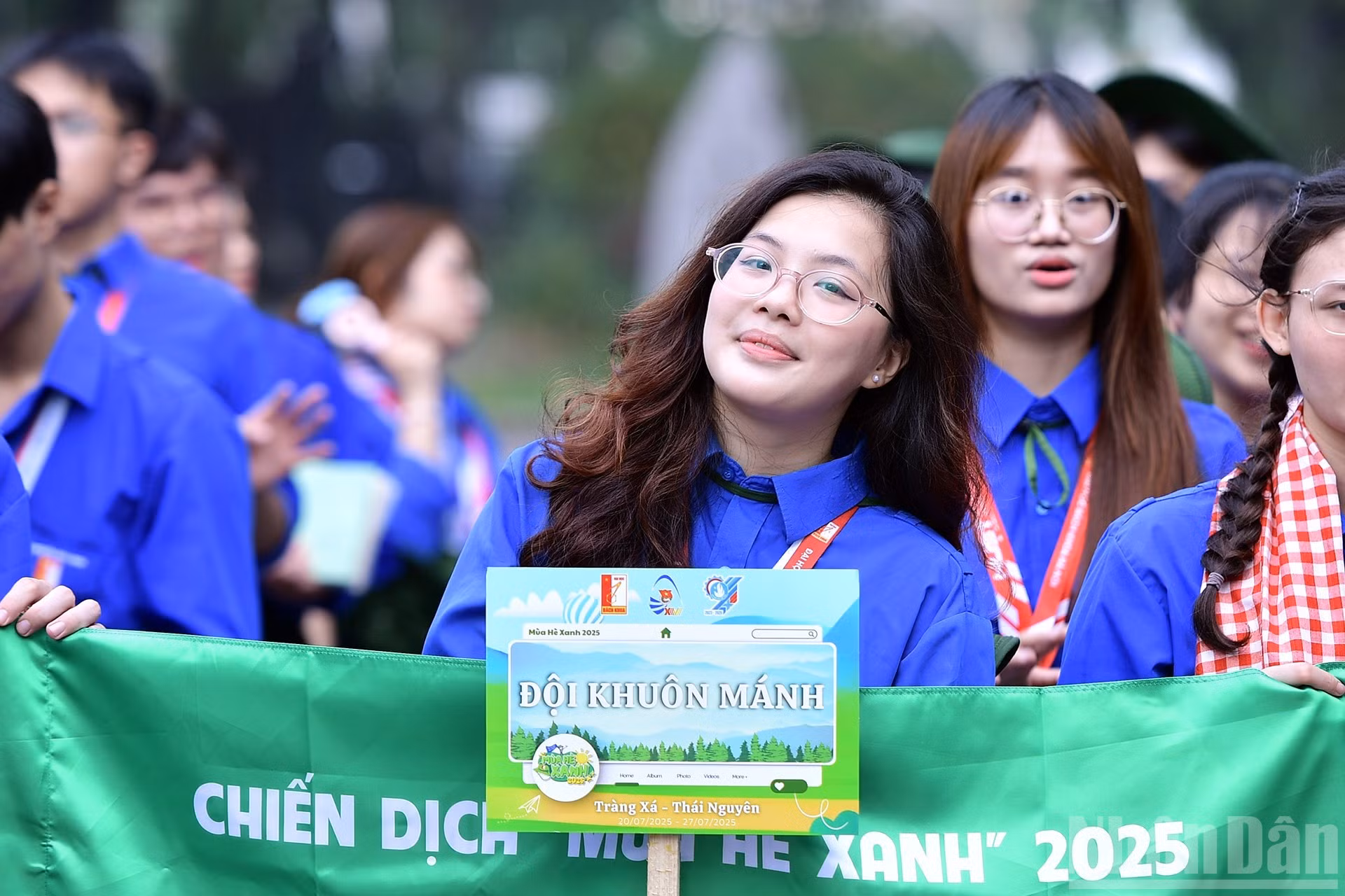 首都大学生志愿者出席2025年“绿色暑期”志愿行动出征仪式。