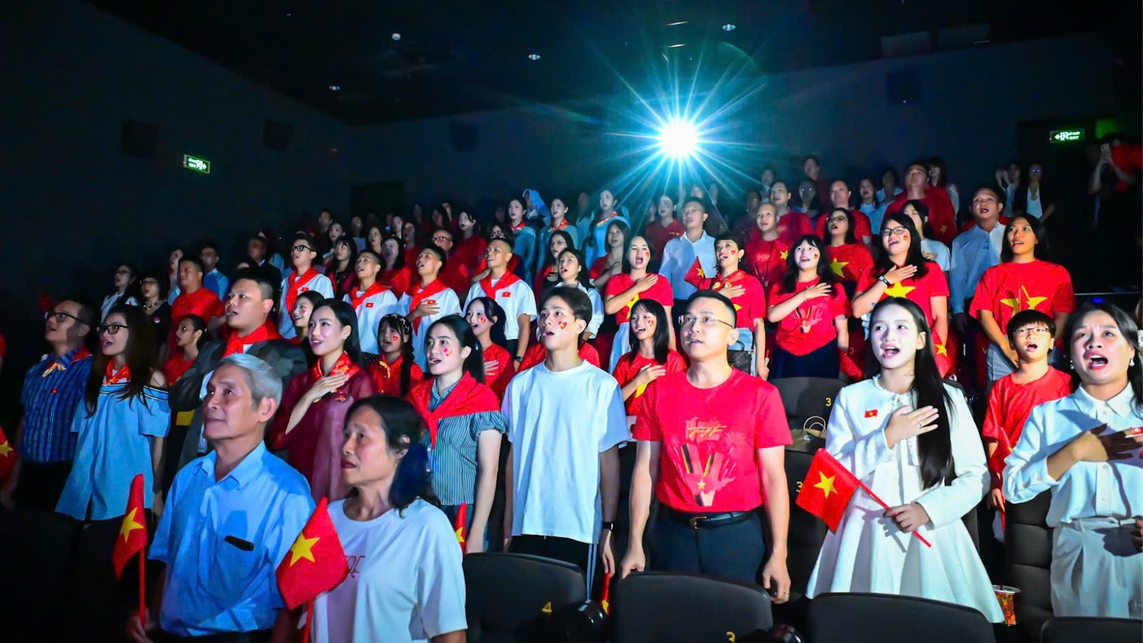 当全场观众在重温《祖国在我心中：音乐会电影》中那些感人画面时，齐声高唱国歌的瞬间。