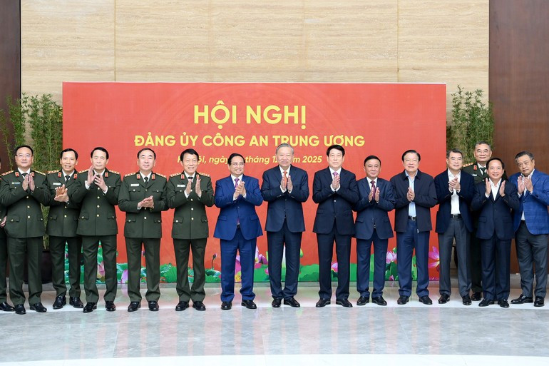 苏林总书记和各位党和国家领导人以及各位代表出席会议。