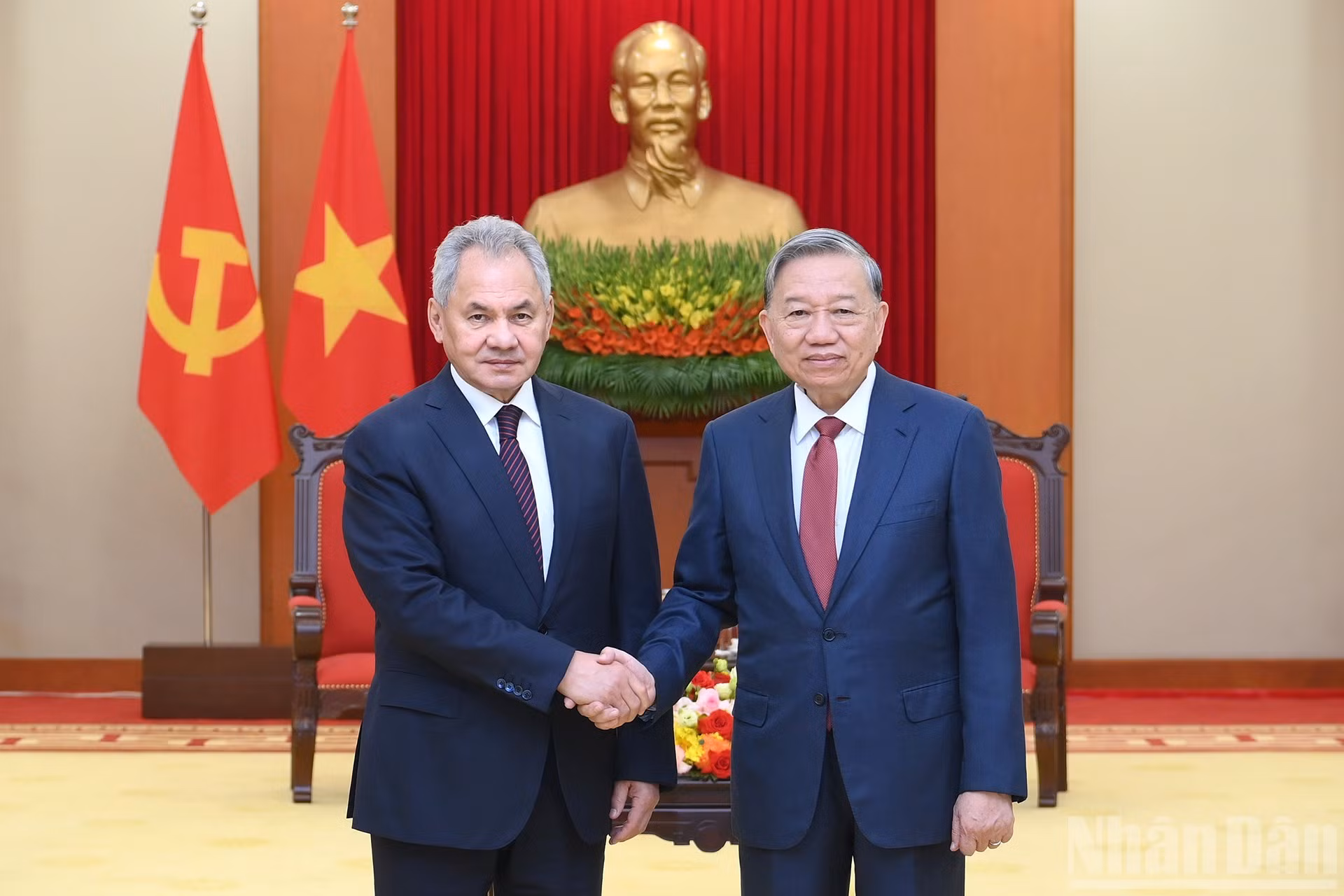 越共中央总书记苏林与俄罗斯联邦安全会议秘书绍伊古大将。