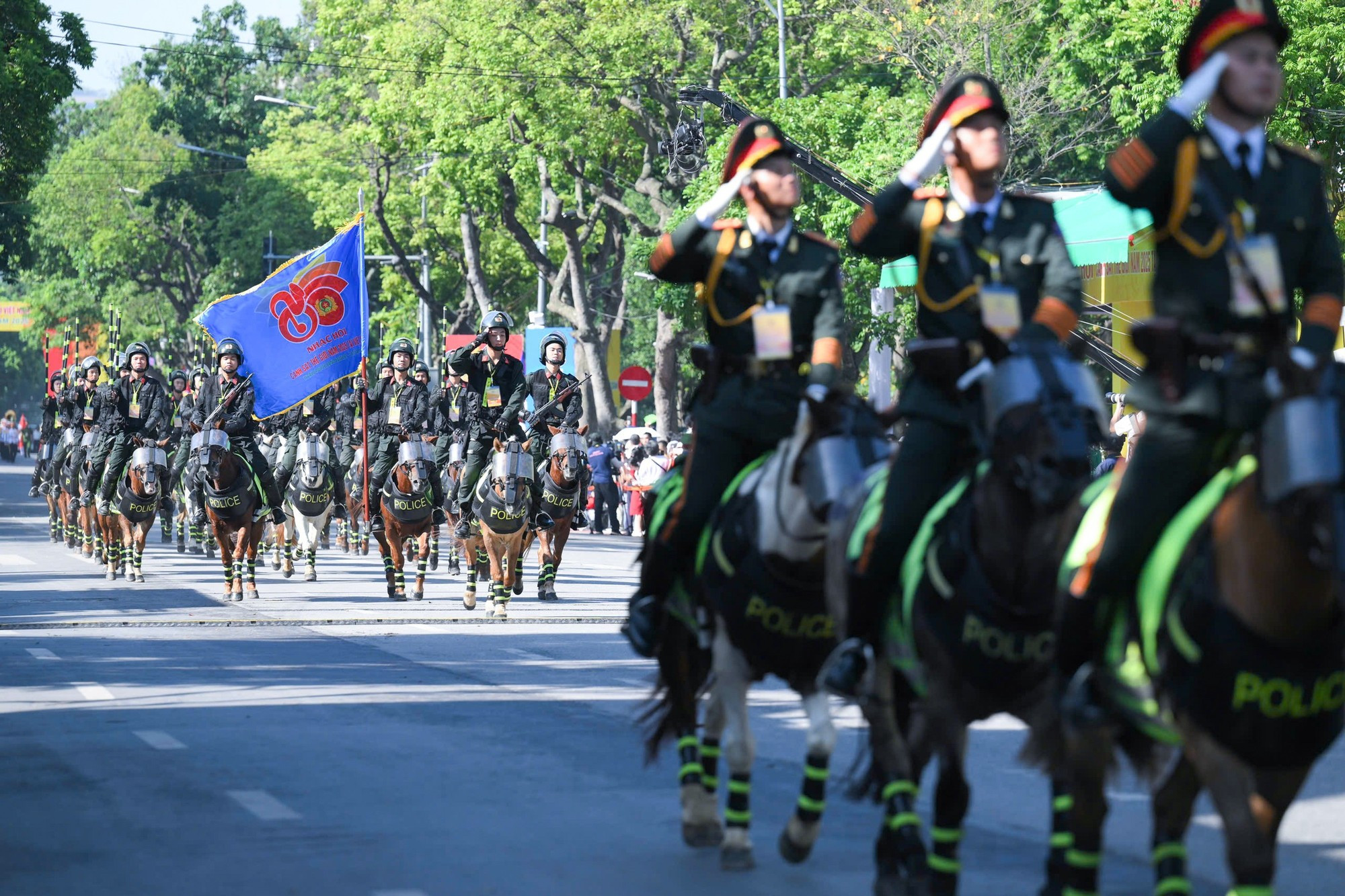 越南机动警察骑兵队在还剑湖步行街参加演出。 nh3.jpg