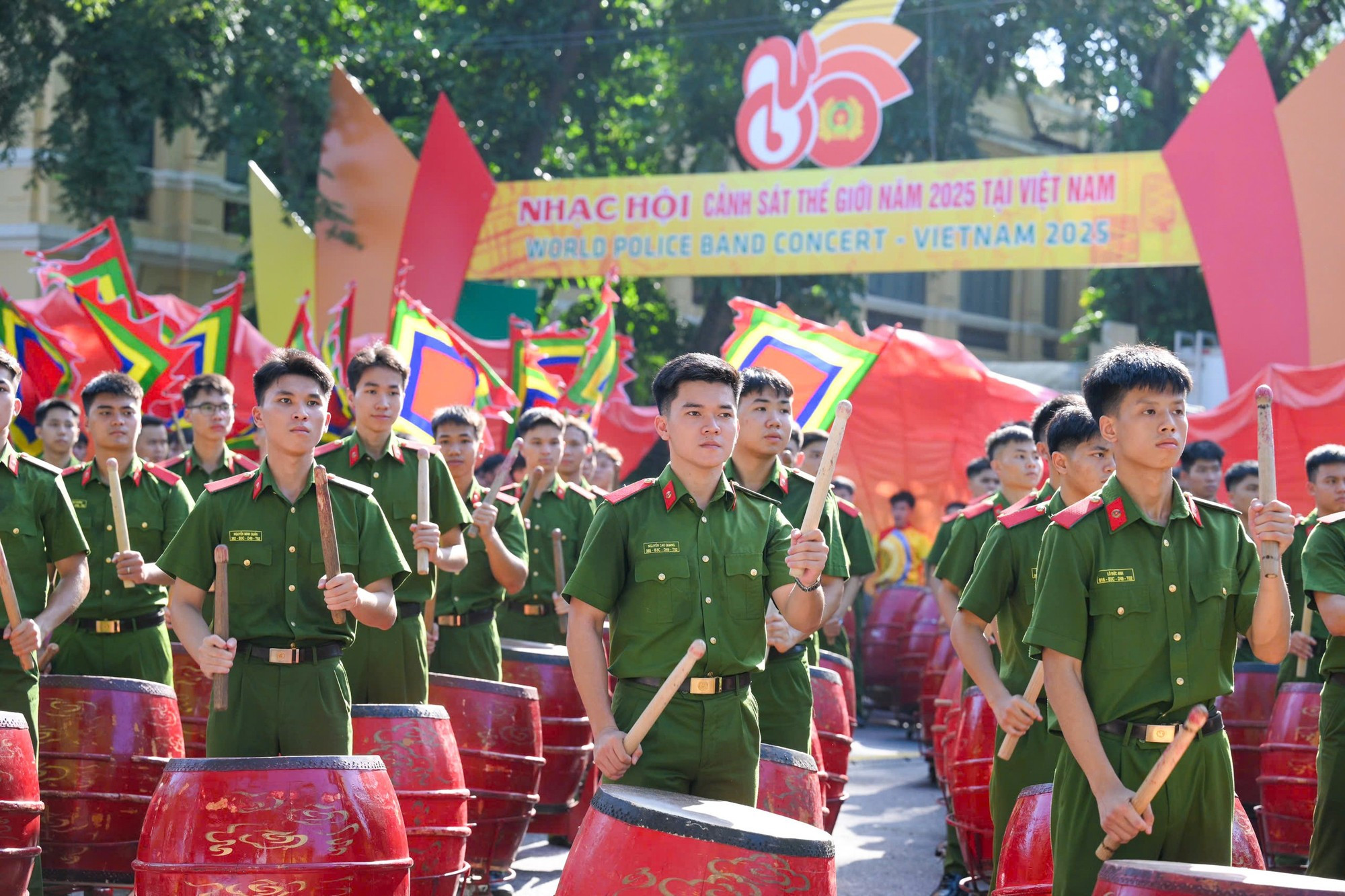 人民警察学院鼓乐队表演欢迎节目。 nh2.jpg