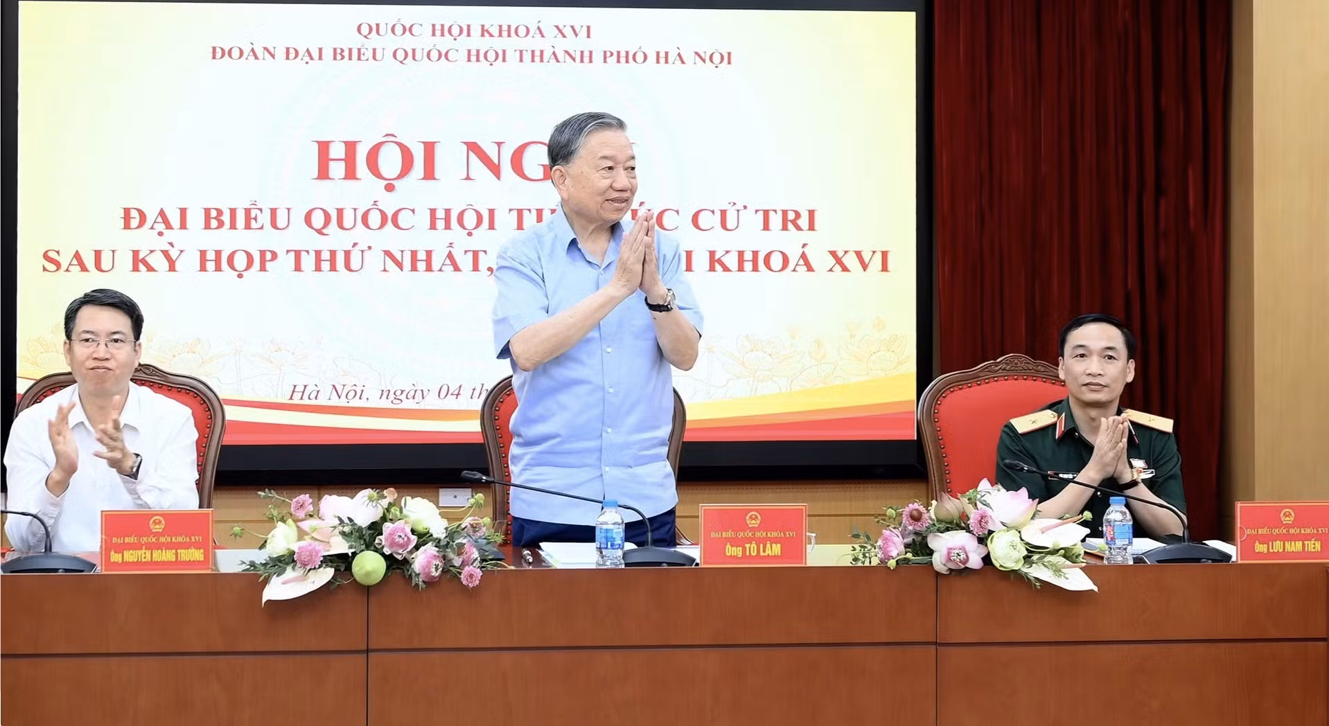 苏林总书记、国家主席及各位国会代表在第十六届国会第一次会议结束后，会见河内市第一选区各坊选民。
