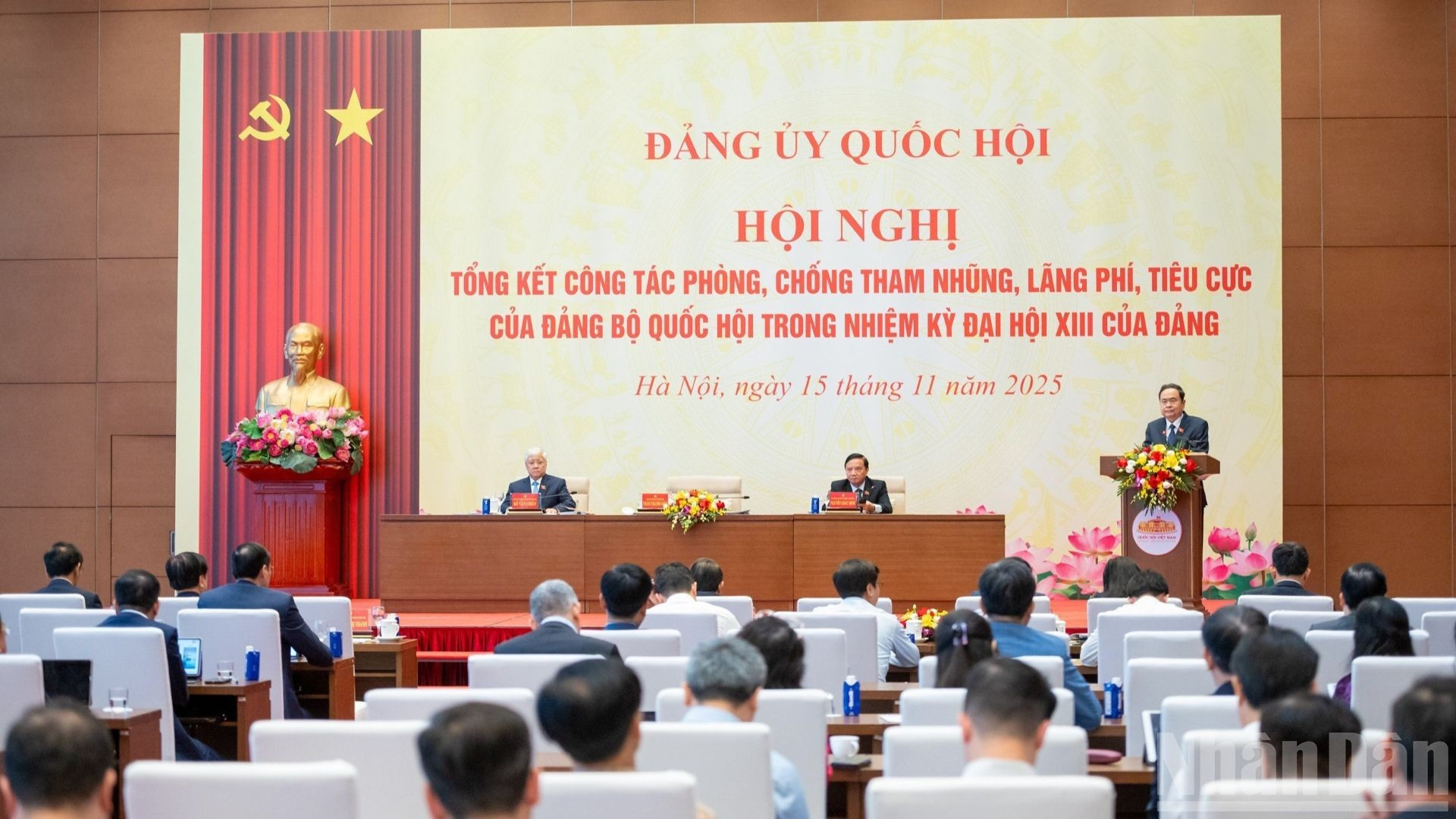 越南国会党委书记、国会主席陈清敏主持关于反腐败、反浪费和反消极工作的总结会议。