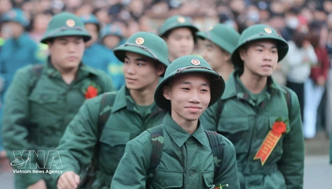 在河内市嘉林PTkV4指挥部第06交接点：新兵们兴高采烈地启程参军入伍。