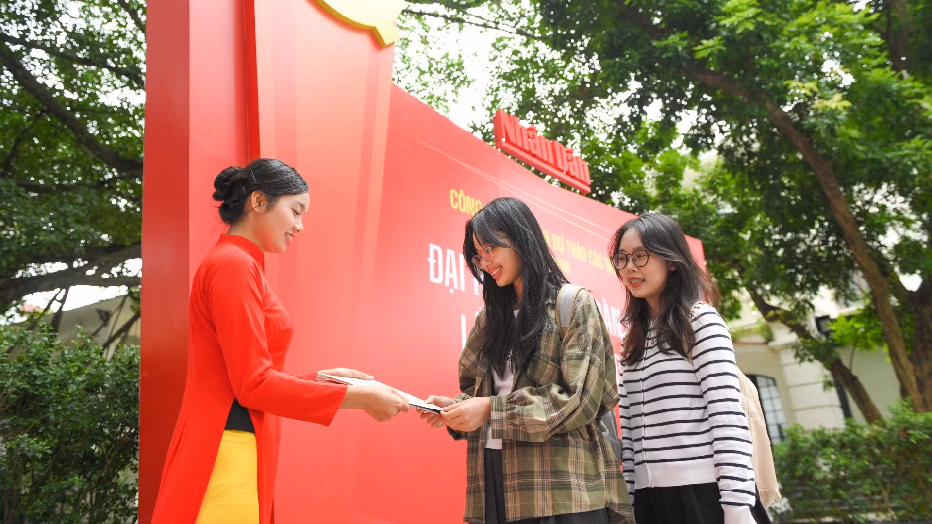 首都市民领取《提交越共第十四次全国代表大会审议文件草案中若干新颖和重要问题报告》特刊。