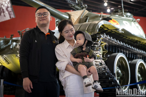 来自河内市青春郡的阮氏清翠和家人对博物馆展出关于胡志明战役的历史文物感到十分动容。 来自河内市青春郡的阮氏清翠和家人对博物馆展出关于胡志明战役的历史文物感到十分动容。