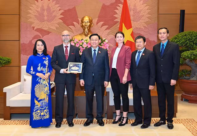 越南国会主席王廷惠分别会见美国和加拿大驻越南大使（组图） ảnh 9