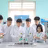 越南农业学院水产系教师指导学生观察水生动物的临床情况和诊断疾病。（图片来源：越通社）