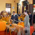 玛哈·哇集拉隆功国王和王后举行烛光仪式。