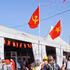 在为期三天的报节期间，越南展位因党旗和国旗的鲜红色而格外绚丽，参观者始终络绎不绝。