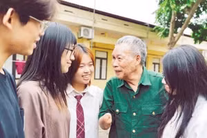 “和平年代的故事”项目成员在顺城伤残军人疗养中心聆听伤残军人杜登奎的故事。