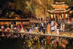 在文庙-国子监举行的放花灯活动。（图片来源：越通社）