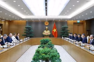 越南政府总理黎明兴在河内会见了正式访问越南的希腊外交部长乔治·耶拉佩特里蒂斯。（图片来源：越通社）