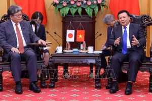 越共中央理论委员会主席阮春胜教授在胡志明国家政治学院会见了日本自民党代理干事长萩生田光一。（图片来源：越通社）